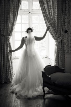 Marie Photographe : photo mariée noir et blanc château
